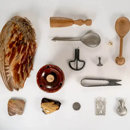 various Elizabethan kitchen utensils such as wooden spoons and cutting knives